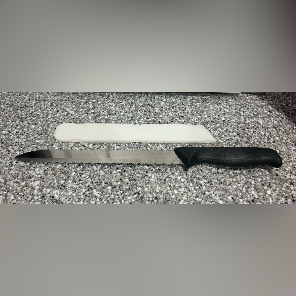 Pampered Chef 9” Retired Serrated Bread Knife w/ Cover